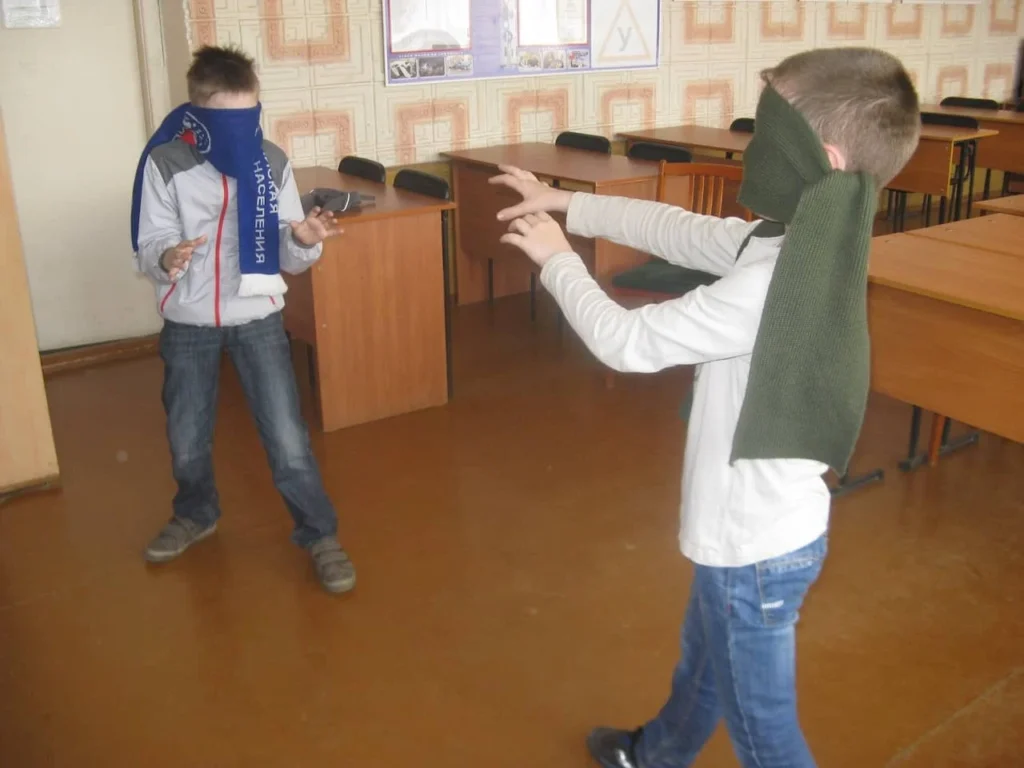 Дети играют в классе в "Охотник и заяц"