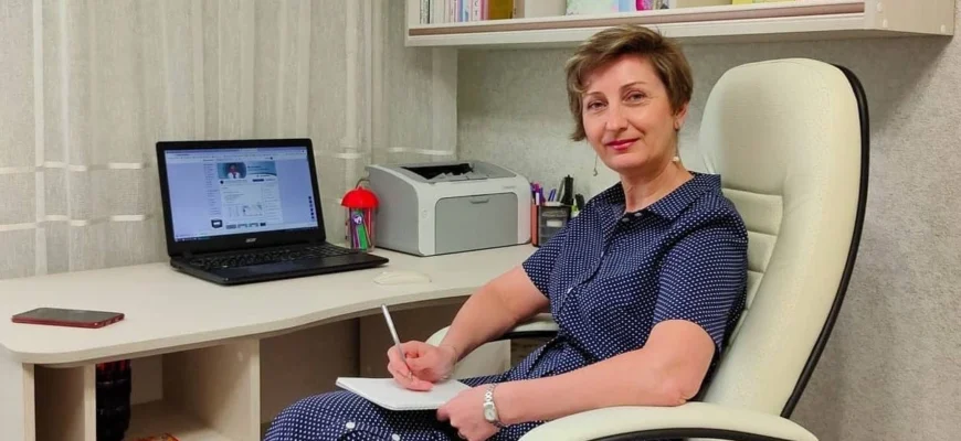 Психолог Светлана Цуркан в рабочем кабинете